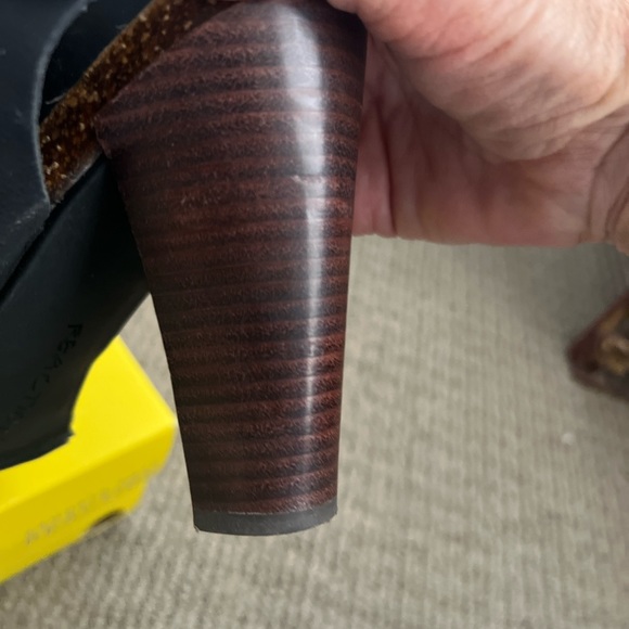 Kenneth Cole Reaction Hook-Key Le black, leather heels/sandals - Picture 5 of 9